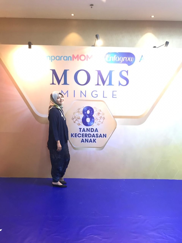 saya berbaju serba biru dongker