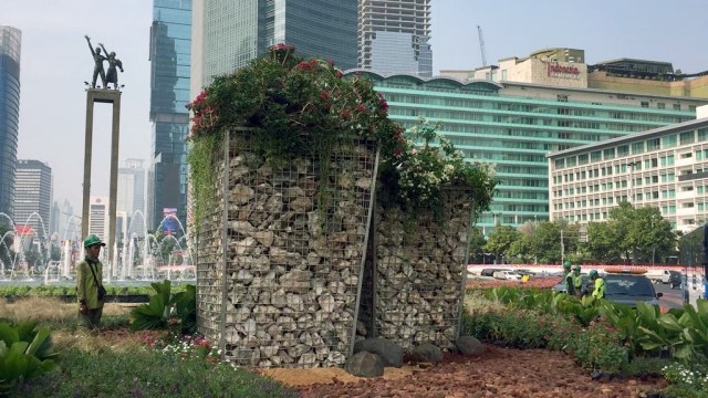 Instalasi gabion di Bundaran HI, Jakarta Pusat. Foto: Muhammad Darisman/kumparan