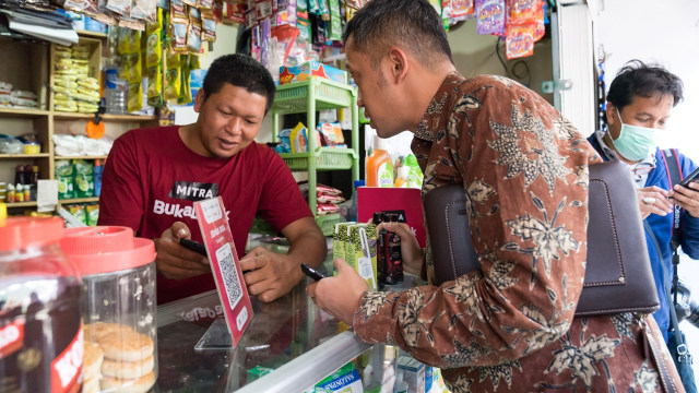 Transaksi pakai QR Code di mitra Bukalapak. Foto: Bukalapak