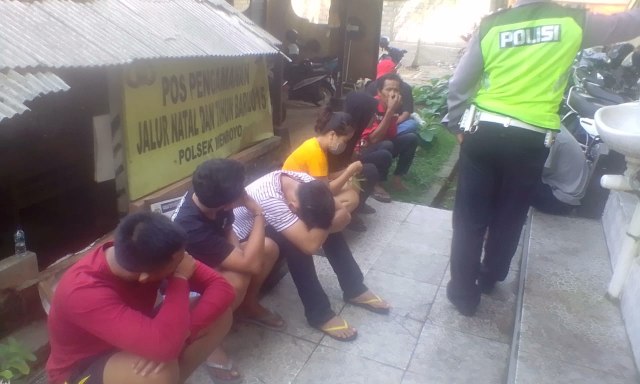 Para saksi menunggu pemeriksaan polisi di Polres Jembrana (kanalbali/KR11)