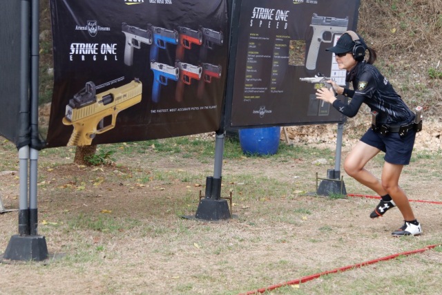 Salah-satu peserta wanita pada kejuaraan menembak internasional Polda Bali (kanalbali/IST