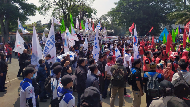 Ratusan massa buruh dari berbagai daerah di Jabar yang tergabung ke dalam Aliansi Buruh Jabar (ABJ) melakukan aksi di halaman Gedung Sate, Kota Bandung, (22/8). Foto: Rachmadi Rasyad/kumparan