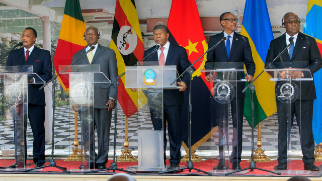 Presiden Republik Angola Joao Lourenço (tengah) membuat pernyataan bersama Presiden Rwanda Paul Kagame (kedua kanan) dan Presiden Uganda Yoweri Museveni (kedua kiri) setelah menandatangani perjanjian untuk menghentikan permusuhan antara Uganda dan Rwanda, Rabu (21/8). Foto: AFP/JOAO DE FATIMA