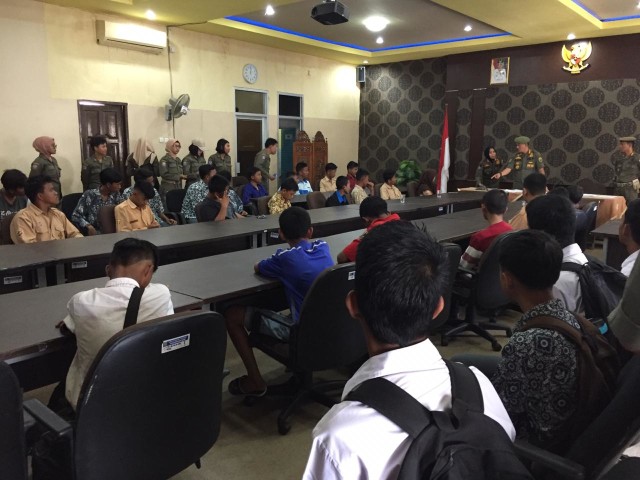 Kasat Pol PP Sumsel Aris Saputra saat memberikan nasihat kepada siswa yang kedapatan bolos di Aula Praja Wibawa, Kamis (22/8). (Foto: Ur-ban.id)