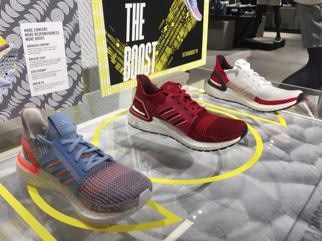 Sepatu Adidas UltraBOOST 19 warna terbaru. Foto: Dok: Lavira Andaridefia