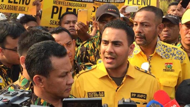 Wakil Ketua Umum Angkatan Muda Partai Golkar (AMPG) Nofel Saleh (kedua kanan) berada di depan Kantor DPP Golkar. Foto: Andesta Herli Wijaya/kumparan