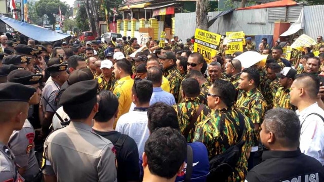 Sejumlah Angkatan Muda Partai Golkar (AMPG) memenuhi areal depan Kantor DPP Golkar. Foto: Andesta Herli Wijaya/kumparan