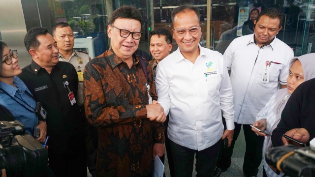 Menteri Sosial Agus Gumiwang (kanan) dan Menteri Dalam Negeri Tjahjo Kumolo di Gedung KPK. Foto: Irfan Adi Saputra/kumparan