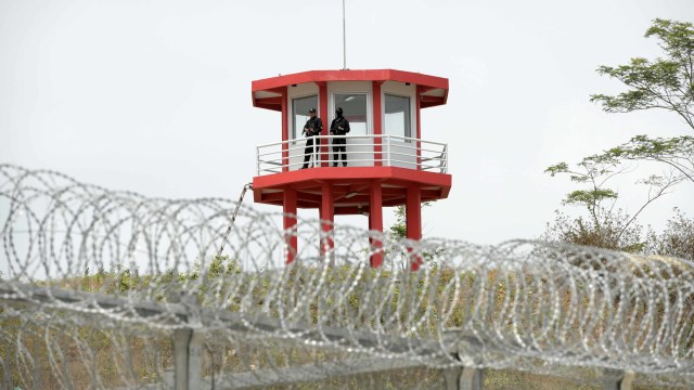 Sejumlah petugas dengan menggunakan sebo, melakukan penjagaan di Lapas Kelas II-A Karanganyar, Pulau Nusakambangan, Cilacap, Jateng, Kamis (22/8). Foto: ANTARA FOTO/Idhad Zakaria