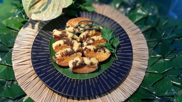 Ilustrasi kue pukis topping daging sapi, makanan daerah yang dimodifikasi kekinian Foto: Azalia Amadea/Kumparan