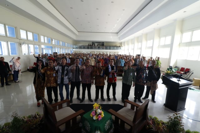 Perwakilan Kemendikbud, Astra Group dan SMK Muhammadiyah 1 Kepanjen, foto bersama dengan perwakilan 204 SMK se-Jawa Timur di SMK Muhammadiyah 1 Kepanjen, kamis (22/8). foto: hafis iqbal/tugumalangid