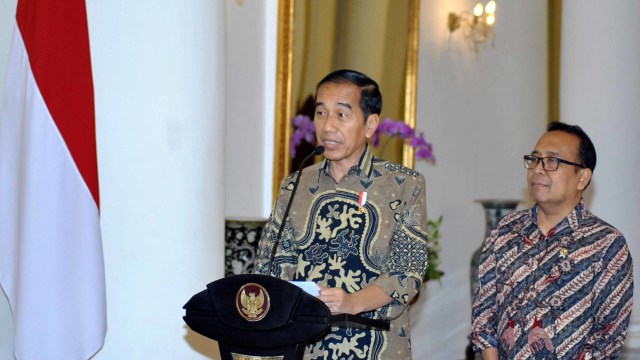 Presiden Joko Widodo (kiri) didampingi Menteri Sekretaris Negara Pratikno (kanan) memberikan keterangan kepada awak media di Istana Kepresidenan Bogor, Jawa Barat, Kamis (22/8). Foto: ANTARA FOTO/Arif Firmansyah