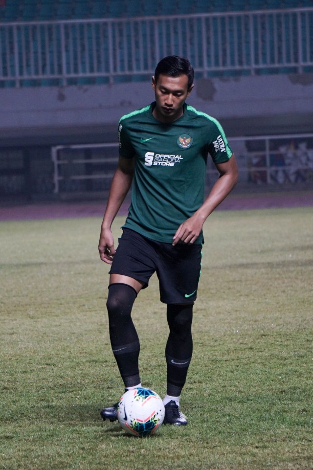Hansamu Yama menjalani latihan jelang Pra-piala Dunia. Foto: Jamal Ramadhan/kumparan
