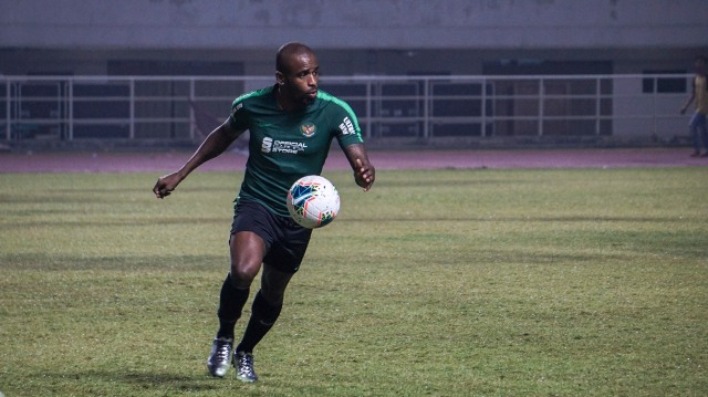 Greg Nwokolo menjalani latihan jelang Pra-piala Dunia. Foto: Jamal Ramadhan/kumparan
