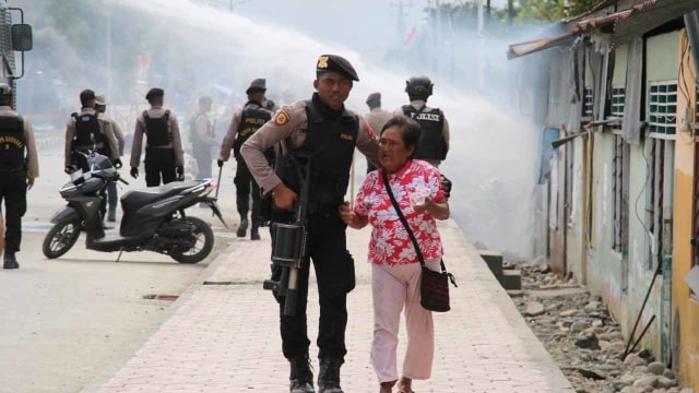 Fatimah, nenek berusia 70 tahun nyaris menjadi korban amukan massa anarkis saat unjuk rasa melawan rasisme di Timika, Papua, Rabu (21/8). Foto: Antara Foto/Sevianto Pakiding