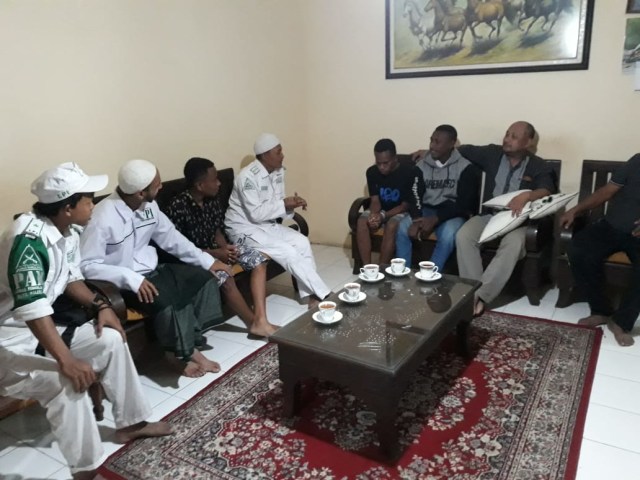 Suasana ketika para siswa asal Papua berkunjung ke markas Laskar Pembela Islam (LPI) di Bumiayu, Selasa (22/8). foto: LPI for tugumalangid.