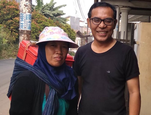 Penulis buku Eben E. Siadari (kanan) foto bersama Ibu Suwarti, seorang penjaja kue yang diangkat kisahnya dalam buku berjudul 'Esensi Praktik Menulis'. Ceritanya menjadi contoh kekuatan tulisan human interest. foto: Irna Kurniarini for tugumalangid