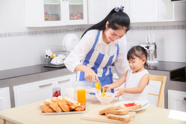 com-Ilustrasi ibu dan anak sedang menyiapkan sarapan. Foto: Shutterstock