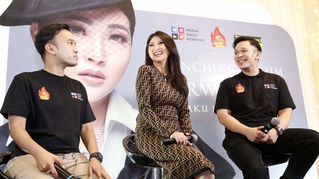 Penyanyi Sarwendah didampingi Ruben Onsu (kiri) dan Jordi Onsu (kanan) saat launching album berjudul " Aku Kamu Kita" di kawasan Ampera, Jakarta, Kamis, (22/8). Foto: Ronny