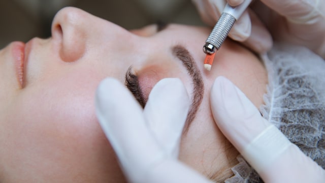 Ilustrasi sulam alis. Foto: Shutterstock