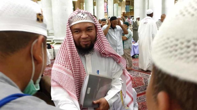 Ustaz Ariful Bahri, usai mengisi kajian Bahasa Indonesia di Masjid Nabawi, Madinah. Foto: Denny Armandhanu/kumparan