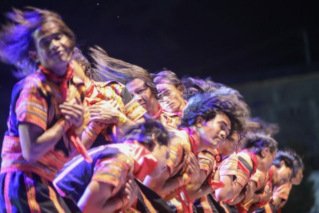 Tari Saman saat tampil dalam pembukaan Festival Saman di Gayo Lues. Foto: Suparta/acehkini. 