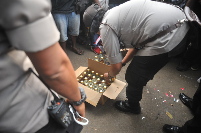 Mahasiswa Papua mengembalikan dua dus minuman beralkohol yang dikirim polisi. Foto: FRI-WP