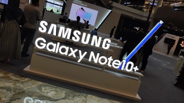 Logo Samsung Galaxy Note 10 di stand penjualan perdana di Kota Kasablanka, Jakarta. Foto: Aulia Rahman Nugraha/kumparan
