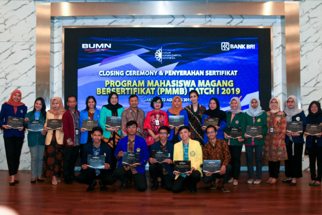 Penyerahan sertifikat Program Mahasiswa Magang Bersertifikat BRI 2019. PMMB merupakan program untuk meningkatkan daya saing dan mempercepat kesiapan mahasiswa untuk terjun ke dunia kerja (Foto: Dok. BRI)