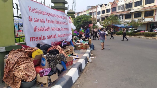 Pencari suaka asal Sudan dan Somalia mengungsi di luar gedung tempat penampungan. Foto: Maulana Ramadhan/kumparan