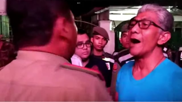 KOMBES Pol Iwan Eka Putra (baju biru) saat cekcok mulut dengan Kepala Satpol PP Pekanbaru, Agus Pramono, Jumat dinihari, 23 Agustus 2019, di Grand Dragon Pub dan KTV. Agus merupakan lulusan Akabri 1987. 