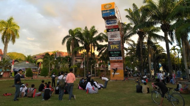 Wahana wall climbing di Lapangan Ahmad Kirang, Mamuju. Foto: Dok. Andung
