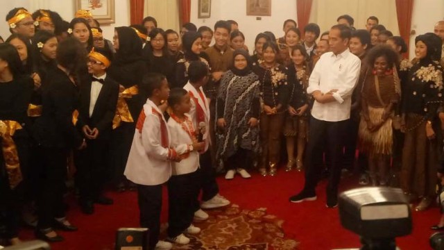 Presiden Joko Widodo (ketiga kanan) dihibur oleh 3 orang anak kecil bertalenta yang ngerap di Istana Negara, Jakarta. Foto: Fahrian Saleh/kumparan