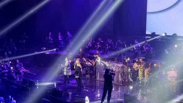 Nagita Slavina dan Rinni Wulandari tampil di konser Nicky Astria di Balai Sarbini, Jakarta Selatan. Foto: Alexander Vito Edward Kukuh/kumparan.