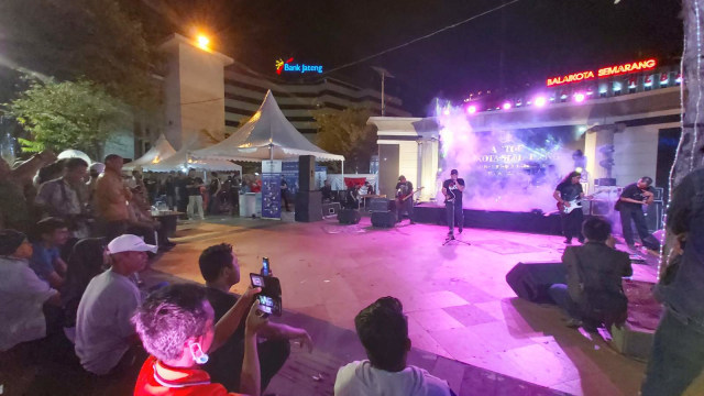 Penampil membawakan lagu dalam acara Urban Street Music di depan kantor Walikota Semarang, Jawa Tengah. Foto: Afiati Tsalitsati/kumparan