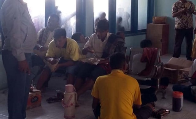 Beberapa dari penumpang KM Santika Nusantara yang selamat di daratan Pulau Masalembu, Sumenep, Madura. 