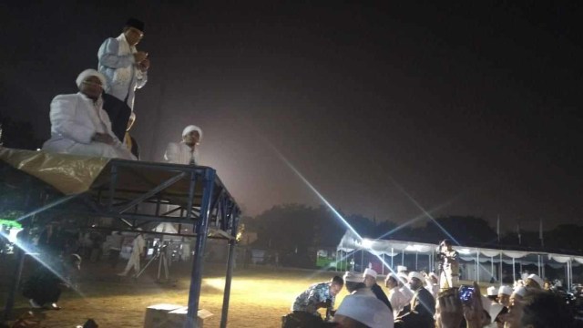 Gubernur DKI Jakarta Anies Baswedan hadir salat subuh berjamaah saat milad ke-21 FPI di Stadion Rawa Badak, Koja, Jakarta Utara, Sabtu (24/8). Foto: Dok. Istimewa