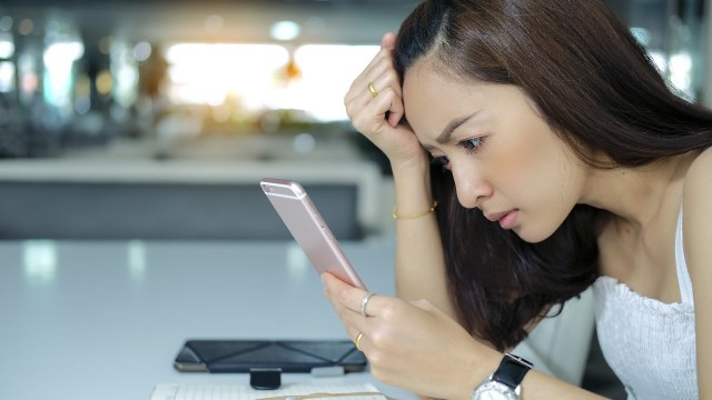 Ilustrasi scrolling media sosial. Foto: Shutterstock