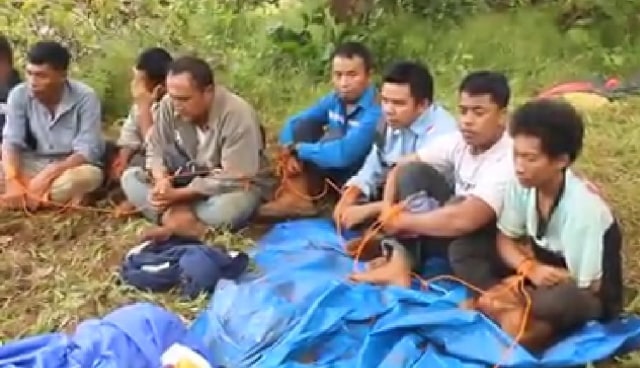 Operator alat berat yang disandera oleh warga Wawonii. Foto: tangkapan layar video.
