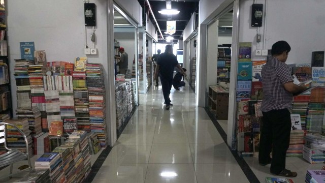 Suasana Pasar Buku Kenari yang masih sepi pengunjung di Jakarta. Foto: Iqbal Firdaus/kumparan