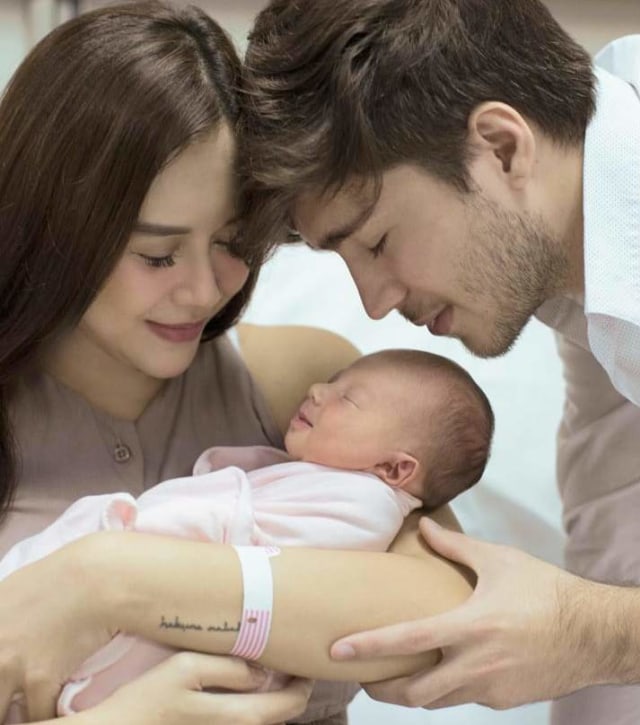 Potret Aura kasih dan suaminya bersama anaknya. Foto: Instagram/ @aurakasih