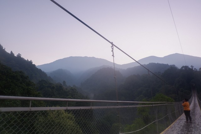 Wisatawan tengah menikmati suasana pagi dari Jembatan Situ Gunung di Sukabumi, Jawa Barat. 