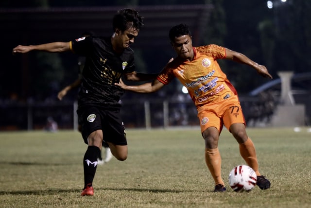 Defri Rizki (kostum oranye) masuk dalam starting XI Persiraja kontra Persibat. Foto: Suparta/acehkini