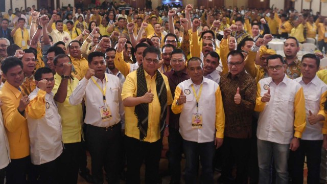 Ketua Umum Partai Golkar Airlangga Hartarto (kelima kiri) didampingi inisiator sekaligus Ketua Umum Sahabat Muda Airlangga Hartarto (SMART) Rudolfus Jack Paskalis (keempat kanan) berfoto bersama dengan peserta Deklarasi SMART di Jakarta. Foto: ANTARA FOTO/Akbar Nugroho Gumay