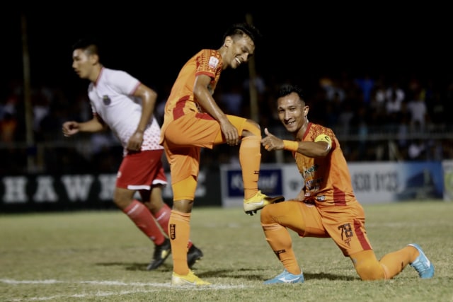 Dua pemain Persiraja, Ikhwani dan Mukhlis, melakukan selebrasi usai unggul 1-0 atas Persibat Batang, Sabtu malam (24/8). Foto: Suparta/acehkini