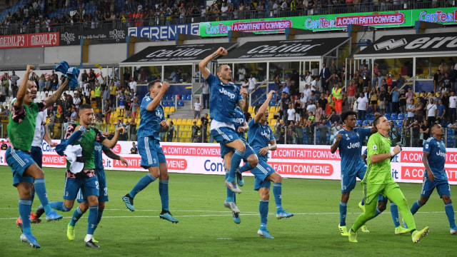 Pemain-pemain Juventus merayakan kemenangan atas Parma seusai laga. Foto: Reuters/Alberto Lingria