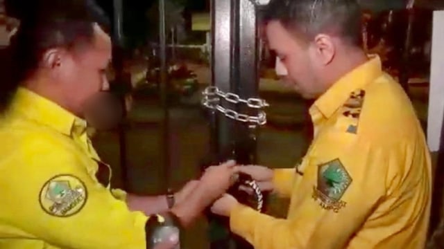 Angkatan Muda Partai Golkar (AMPG) menggembok kantor DPP Golkar. Foto: Dok. Istimewa