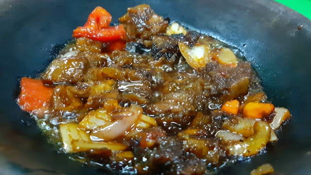 Seporsi Iga Bakar Si Jangkung, di kota Bandung. Foto @ourfoodiaries