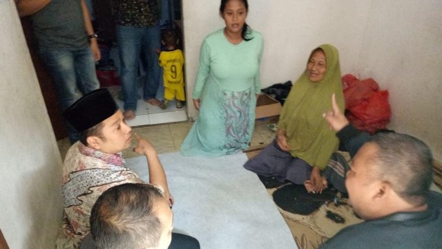 Wali Kota Tangerang, Arief Wismansyah menemui keluarga yang anaknya meninggal karena tenggelam. Foto: Instagram/@ariefwismansyah