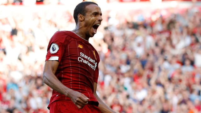 Joel Matip merayakan golnya ke gawang Arsenal. Foto: REUTERS/Phil Noble